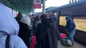 ВЛОГ-ПЯТИМИНУТКА//ЕДУ К МАМЕ🚃 и ПОЛЕТ ШМЕЛЯ НА СМОЛЕНСКИЙ ТРОТУАР😂