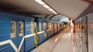 81-540/541.2 прибывает на станцию метро Обводный канал
