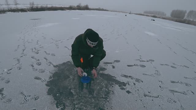 ПЕРВЫЙ ЛЁД НА ЩУКУ. РЫБАЛКА НА ЖЕРЛИЦЫ смотреть онлайн