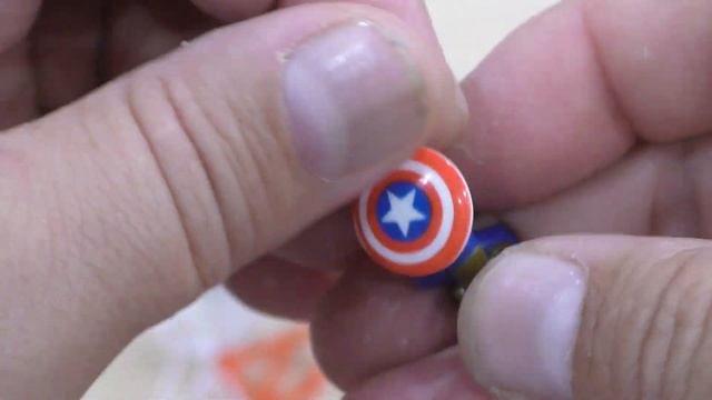 KINDER сюрпризы из киндер сюрприза. Живая капсула показывает игрушки из киндер сюрпризов. смотреть онлайн