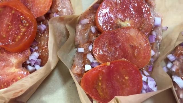 Куриный фарш под вкусной подушкой с сыром и помидорами