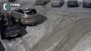 Разбил стекло автомобиля