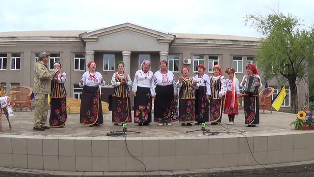 Українська народна пісня -А я чорнява, гарна кучерява з лісником гуляю