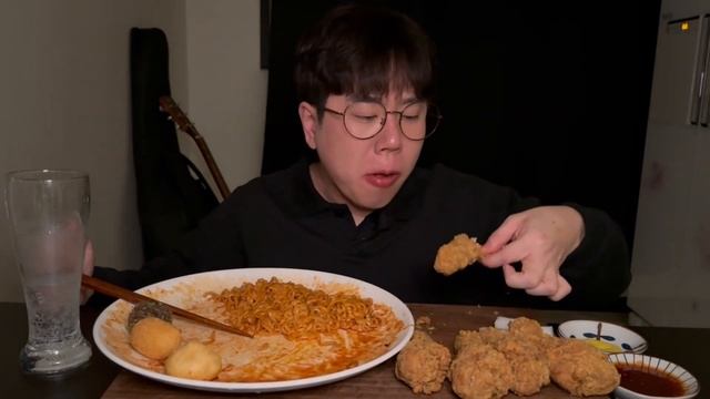 SUB) 불닭볶음면 황금올리브닭다리 치즈볼 꿀 조합 먹방 ㅣSpicy Fire Noodles Mukbang Chicken cheese balls ASMR