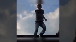пацан спрыгивает со школы по д музыку overcray