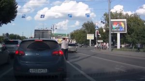 В Тюмени водители выскочили из машины на перекрестке и стали танцевать - 30 июля2015