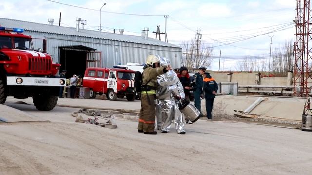 Огнеборцы совершенствовали свои навыки на потенциально опасном объекте смотреть онлайн