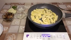 Жареный картофель с грибами,на новой индукционной плите.