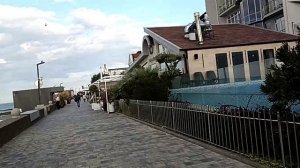 Адлер в конце ноября. С утра на пляж. Немного мешает ветер. Прошла через рынок.