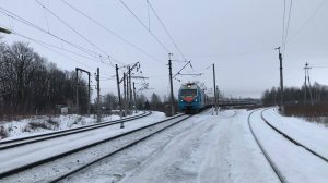 Электровоз ЭП1М-405 с пассажирским поездом заходит на станцию Окская