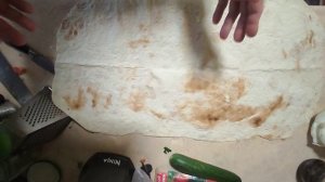 Шаурма с помидорами ,курицей,огурцами,и сыром