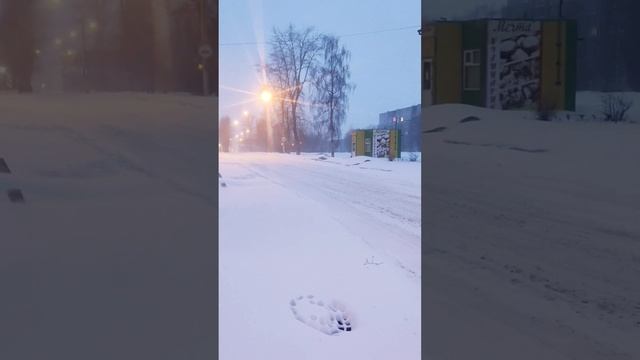 Апрель Зимний ❄⛄ вечерний  город  Метель  #россия #город #метель #Shorts