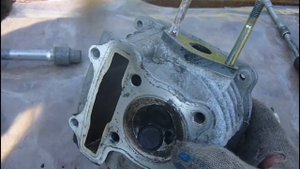Не заводится скутер низкая компрессия, снимаю головку и притираю клапана