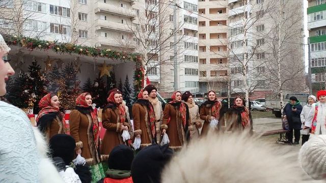 Праздник к нам приходит.