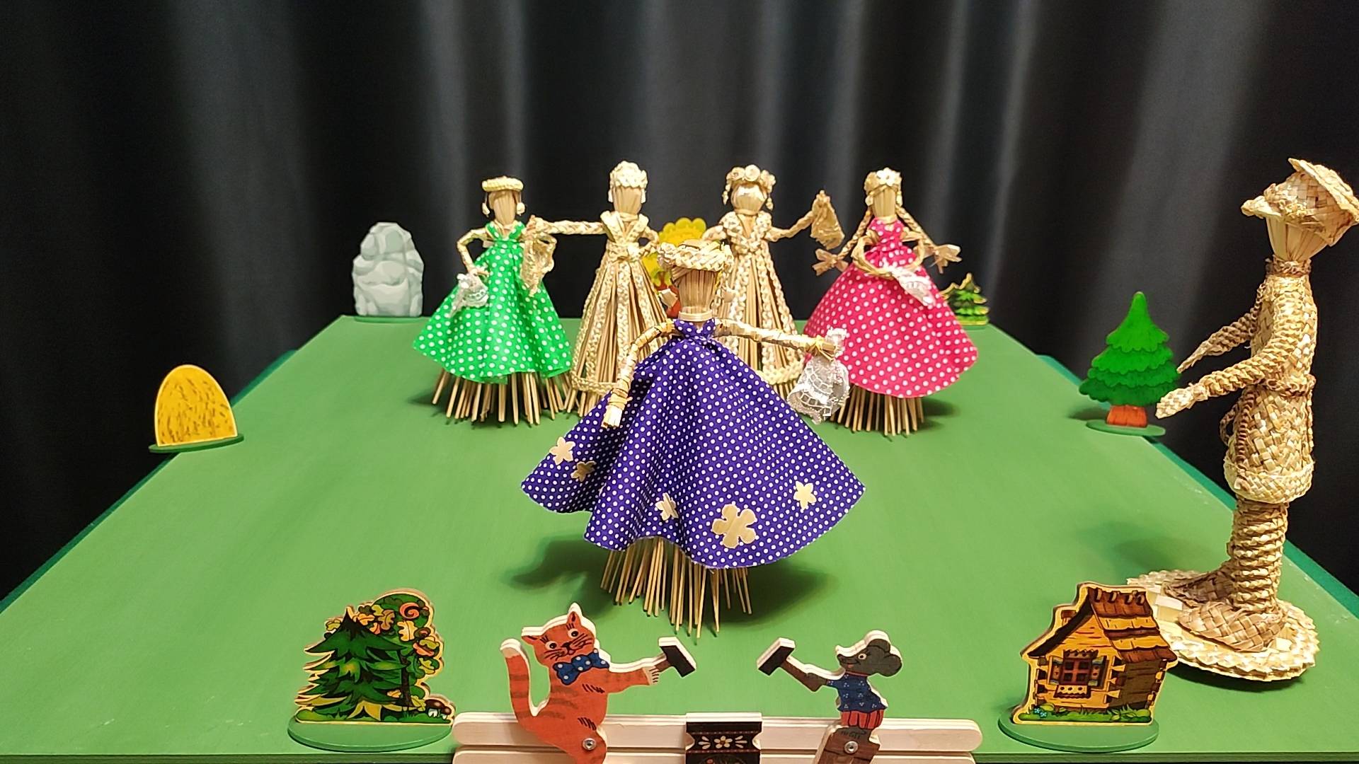 Дуня и Ко представляют песню Во кузнице