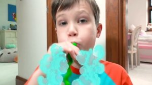 Катя надула огромный шар