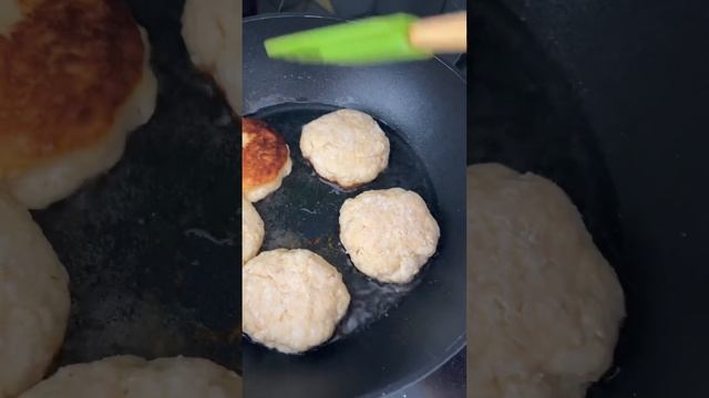 СЫРНИКИ #сырникисманкой #сырникинасковороде #сырникирецепт #сырникиназавтрак #завтрак #еда #рецепты