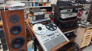 Забежал  в гости к другу-меломану....