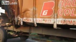 Суровый водитель индийского грузовика