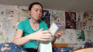 Варим овощи на салаты.Дочка белит печку.Дети украшают комнату.