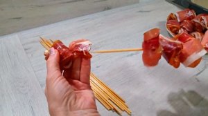 Шашлычки из куриной грудки в беконе в духовке