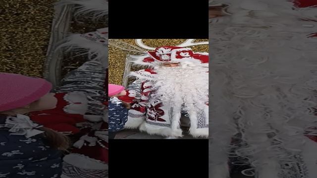 Юля рассказывает стих дедушке Морозу