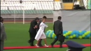 Юлия Тимошенко упала в Луганске на стадионе