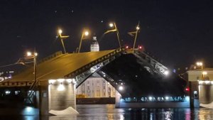 Развод моста на Дворцовой набережной Санкт-Петербург