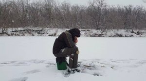 ЗИМНЯЯ РЫБАЛКА НА РЕКЕ САМАРА! ЗДЕСЬ НЕТ ЛЁГКОЙ РЫБАЛКИ. ОБНОВКИ К НОВОМУ ГОДУ