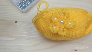 Видеоурок как сделать яркий цветок из пряжи. Без вязания