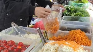 Приготовили много зелени и солений, повезли продавать на рынок.