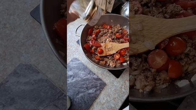Mamma Mia 🤌 да это же спагетти болоньезе 🍝 пальчики оближешь Соус подойдёт и для лазаньи🍽#болоньезе