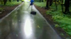 лечу по асфальту в лыжи обутый и по фиг что лето,а кому сейчас легко