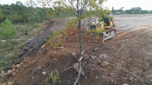 Строительство, проджолжается засыпка большого участка