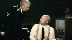 Штирлиц идёт по коридору