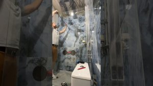 Монтаж душевой перегородки из стекла. Стеклянная душевая на заказ.
