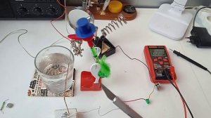 Бесплатное электричество. Накапливаем в конденсатор и заряжаем аккумулятор импульсами.