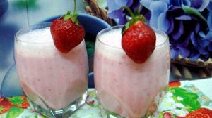 Коктейль молочно клубничный