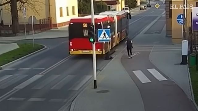 ATROPELLADA POR UN AUTOBÚS: una chica casi muere por la broma de una amiga смотреть онлайн