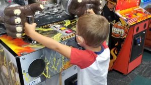 David is back at Chuck E. Cheese!!! Чак И. Чиз