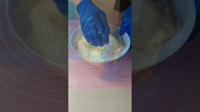 Песочное печенье. Крендельки с корицей и сахаром."Крендель" означает сгибать, скручивать.