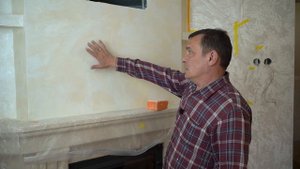 Отделка камина декоративной штукатуркой Велюр. Марморин и Шифон на объекте.