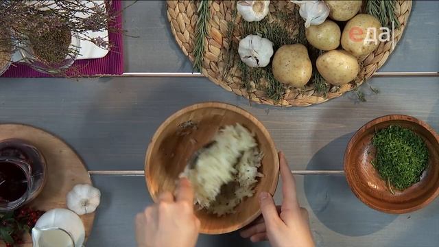Картофельные биточки со свекольным соусом
