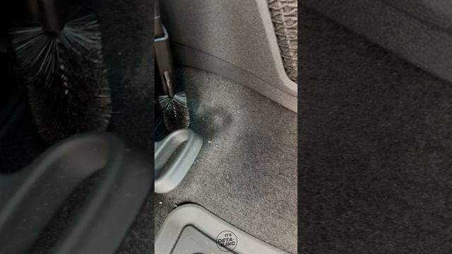 Пролез во все щели чтобы все почистить. Насадка на пылесос #детейлинг #detailing