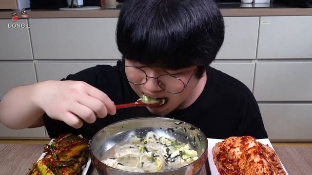 SUB) 떡만둣국에 직접 만든 겉절이 김치와 오이김치 리얼 사운드 먹방!! tteok dumpling soup  Real Sound ASMR mukbang eatingshow