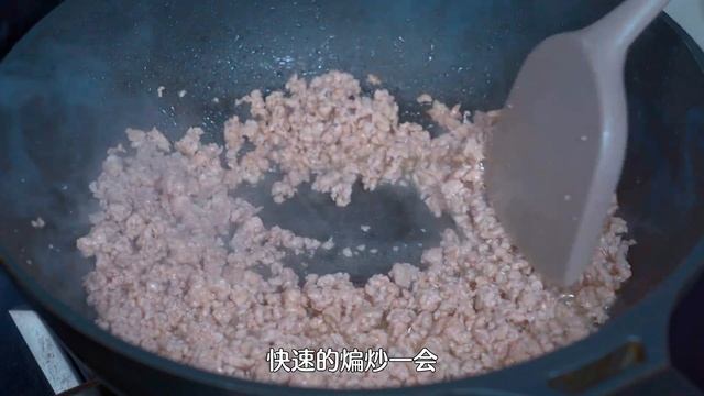把一块豆腐放入油锅中，出锅瞬间变美食，比大鱼大肉还受欢迎，香