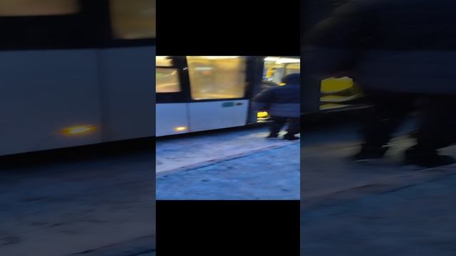Я увидел и снял автобус МАЗ 303. Поставьте много лайков, он крутой электробус.