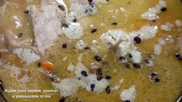 Рассыпчатый,вкусный плов с курицей в казане на плите.