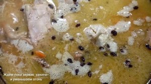 Рассыпчатый,вкусный плов с курицей в казане на плите.