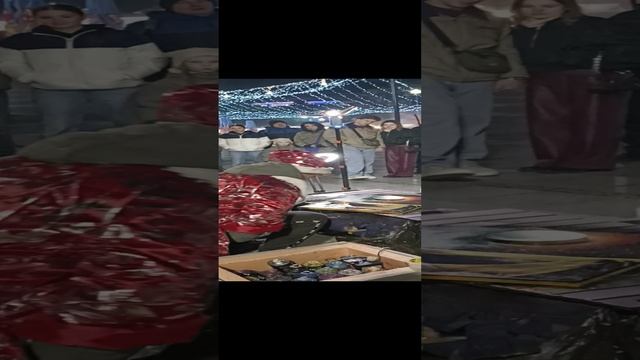 Дед мороз рисует на Набережной в Ялте
